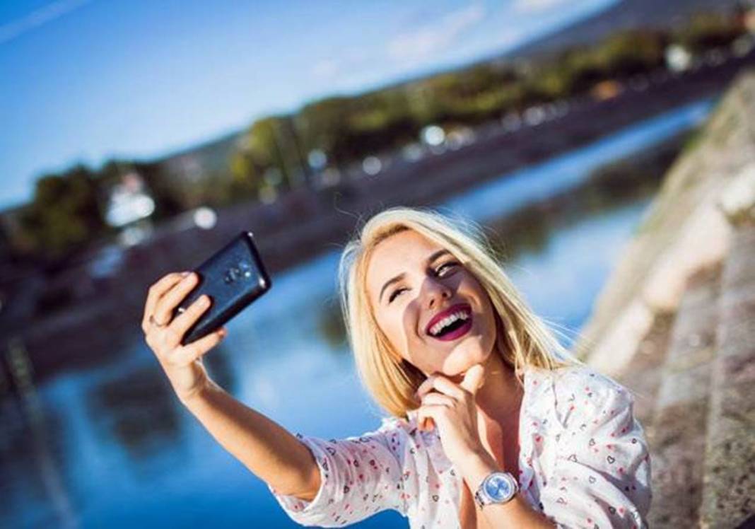 Modellerin poz verme sırrı ortaya çıktı: Instagram'da beğeni yağacak! Fotoğraflarda güzel görünmek için harika öneriler 8